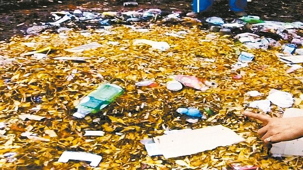 會稽掩埋場亂堆放不少垃圾，周邊住家環境也受汙染。 記者鄭國樑／攝影