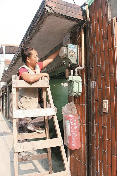 52歲的徐美菊是美工科畢業，以巧手縫紉衣服與洋娃娃為興趣，婚後她卻選擇轉行─跟隨丈夫從事水電配置工作，個頭150公分的她，原本只是遞工具的小幫手，直到丈夫因病過世，為了養6個孩子，硬著頭皮接下丈夫的水電行，12年來，她的技術獲得同業與客戶認同，更稱她為「水電媽媽 張雅婷攝影