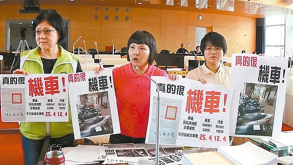 民進黨議員針對台中市府以一紙公告，就禁止機車停放騎樓，大罵「真的很機車」。 記者張明慧／攝影