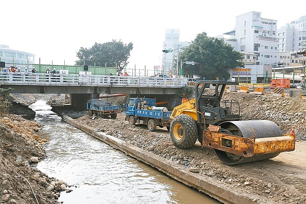 台中市府整治柳川。 記者喻文玟/攝影