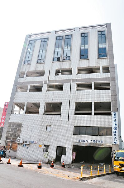 苗栗縣後龍鎮停一立體停車場使用率低,鎮公所決定委外經營,意圖振作。 記者張裕珍/攝影