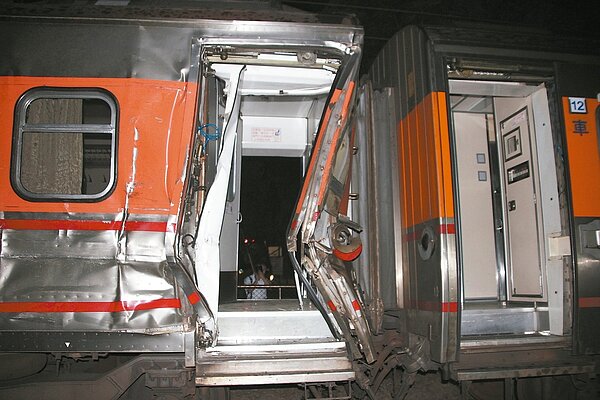 自強號撞上貨櫃車火車,中段車廂及門都被撞凹。 記者林宛諭攝影