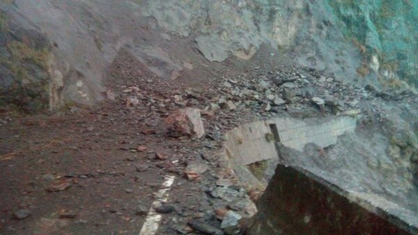 蘇花公路149.7公里處坍方路段，道路旁長達60公尺的護欄遭落石損毀。（圖／公路總局第四區工程處南澳工務段提供）