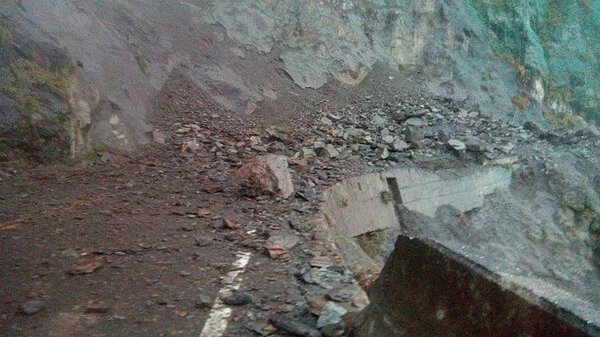蘇花公路149.7公里處坍方路段,道路旁長達60公尺的護欄遭落石損毀。(圖/公路總局第四區工程處南澳工務段提供)