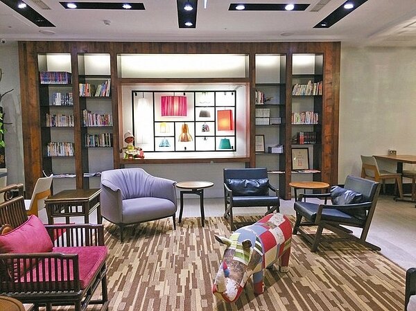 志嘉建設總經理張耀仁投資觀光旅館事業的處女作「嘉義行藝文旅」下月開幕,採精緻文創風格。( 記者江碩涵/攝影)