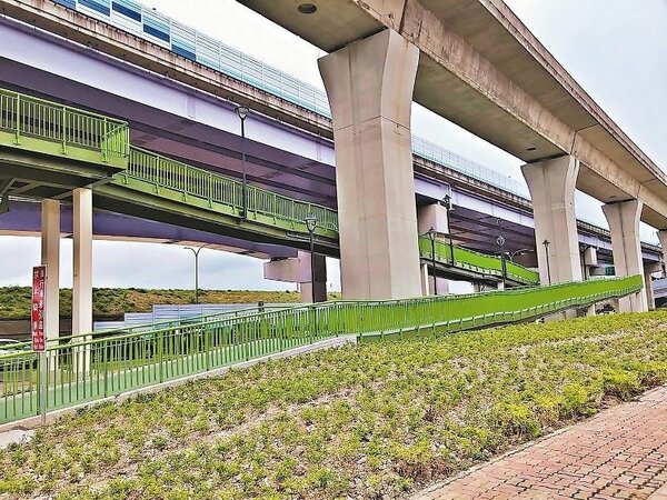 中興河濱陸橋自行車牽引道已正式啟用。（ 圖／新北市高管處提供）