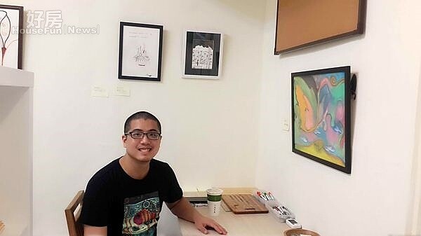 1.李曼聿的主要創作書桌,桌前牆上懸掛他的壓克力和素描作品。