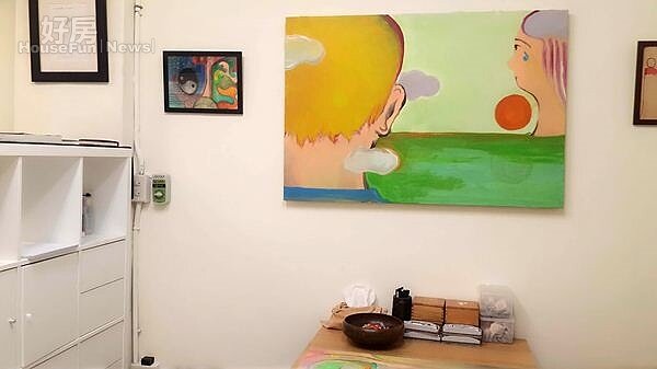 2.詩友交流討論用的大張木桌上方,懸掛李曼聿剛完成的50號壓克力畫作《兩座島一個世界》。