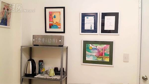 3.詩畫並現,一幅詩一幅畫,還貼心在角落儲備咖啡茶包、餅乾零食,讓人共度悠閒時光。