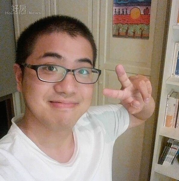 8.岔開手指比「YA」,這是李曼聿的招牌動作,也是他專門用來鼓勵別人、鼓舞自己的溫馨手勢。