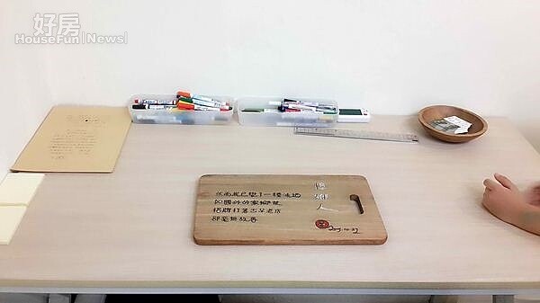 5.主要創作用的書桌上有個精緻的題詩砧板,為名詩人許水富創意發想。