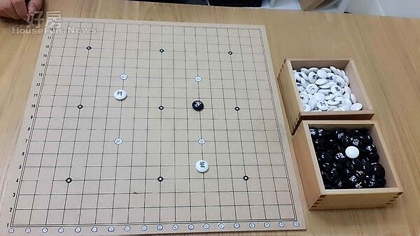 6.大桌上的詩棋盤為李曼聿創意設計,可以在遊樂中挖掘發想詩意,黑白棋子和棋盤座標都寫上不同標示。