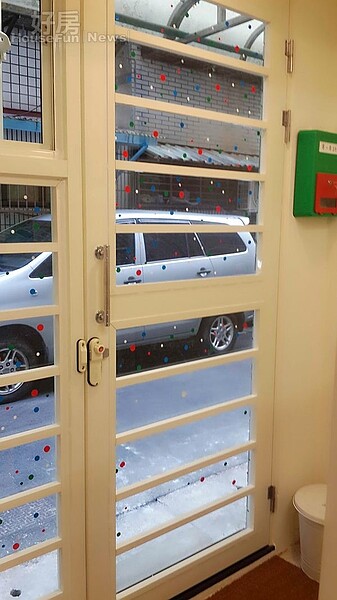 7.門扇用貼紙製作呈現白雪霏霏意象,旁邊小郵筒寫著「寄一首詩」,讓訪客留下詩箋餘溫。