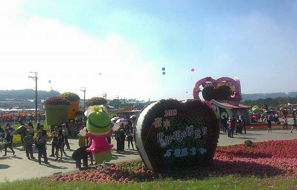 2015新社花海節於今天開幕,人潮眾多,台中市府特別提供不塞車路線供民眾參考。(好房網News記者賈蓉攝影)