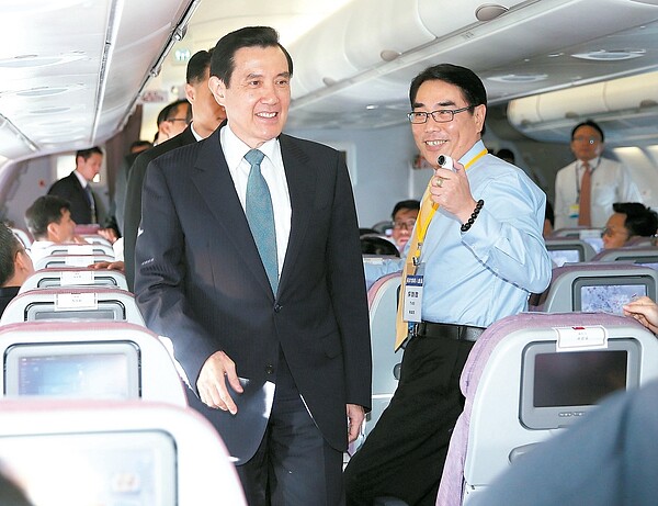 馬英九總統上午搭華航專機抵新加坡,準備出席下午三點與大陸國家主席習近平的兩岸領導人歷史會面;新加坡由國會議員符致鏡代表總理李顯龍接機。 聯合報系採訪團/攝影