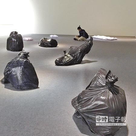 
中國大陸藝術家盧征遠以垃圾袋為主的空間裝置《慢性》系列，於台北當代藝術館展出。（吳垠慧攝）
 