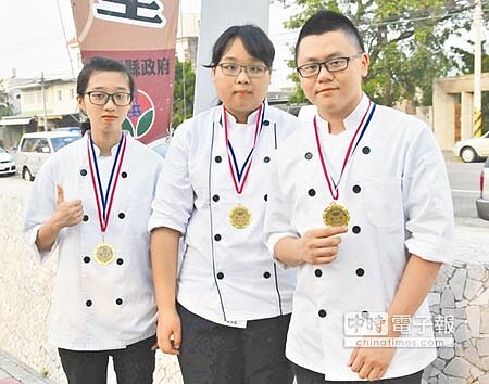 客家味好讚↓學生組由「明道飛翔隊」以傳統的梅干扣肉及創意料理酸菜里肌摘冠。(黎薇攝)