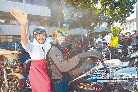 88部哈雷重機到救星教養院獻愛心,院長高素雲修女及院童們開心體驗重機。(莊哲權攝)