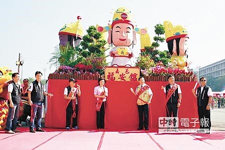 
嘉邑福安館為籌建受虐兒中途之家，在嘉義市舊燈會區舉辦募款園遊會，現場有超過400年歷史的3尊開基王爺，李府、池府、吳府王爺供民眾朝拜（見圖，陳俞霈攝），聯誼晚宴上有木雕、銅雕等藝術品義賣。
 