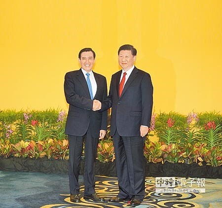 馬習會7日在新加坡登場,馬英九總統(左)與大陸國家主席習近平(右)首度會面,握手致意,為兩岸分治66年來,最高階層的交流。(王爵暐攝)