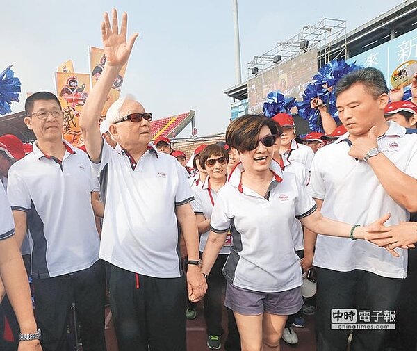 員工樂台積電7日舉行員工運動會,董事長張忠謀(左二)牽著愛妻張淑芬揮手向全場員工致意。(陳怡誠攝)