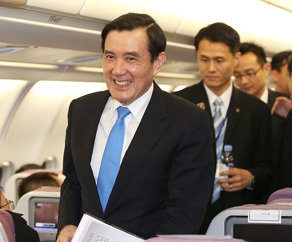 「馬習會」後，馬總統昨晚在回程機上發表談話。 記者高彬原／攝影