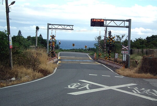 全省各地平交道前後的「近鐵路平交道標線」，鐵路兩字的「鐵」字，有部分已改為簡體字，台東地區平交道也不例外。 計者尤聰光／攝影