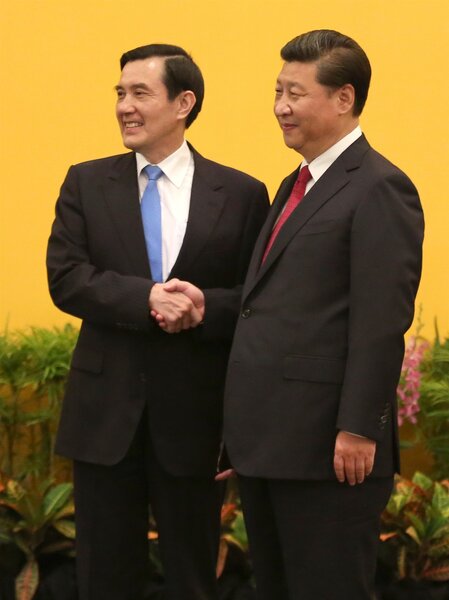 隔海分治66年，馬英九總統（左）與中國國家主席習近平（右）昨天首次在新加坡會面，為兩岸下劃新的里程碑。 聯合報系採訪團／攝影