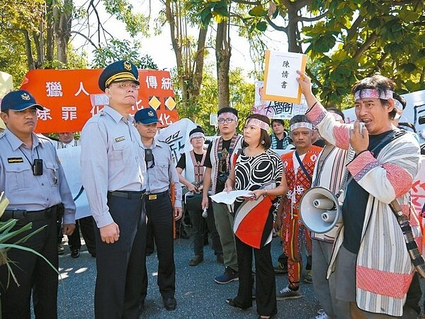 抗議狩獵權遭打壓，60名原住民族人昨天到花蓮縣警察局前陳情。 記者游婉琪／攝影