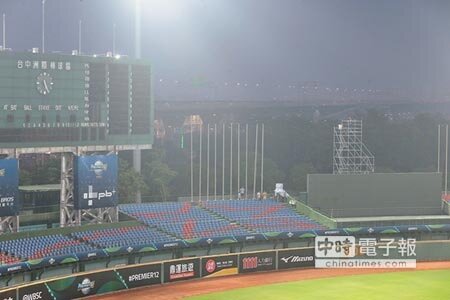 
　一片天空 兩樣情　　↑好憂心！世界12強棒球錦標賽即將在台中洲際棒球場開幕，空汙卻紫爆，令人憂心選手和球迷的健康。（黃國峰攝）
 