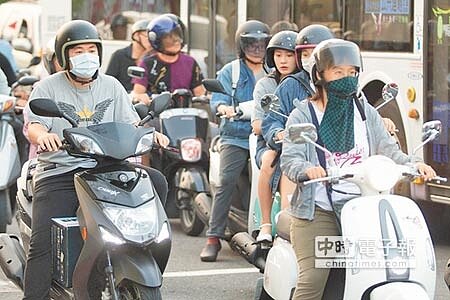 健康罩得住 中南部因近期無風雨掃去空氣中的懸浮微粒,近1周來空氣品質不佳,許多民眾外出都戴口罩因應。(黃仲裕攝)