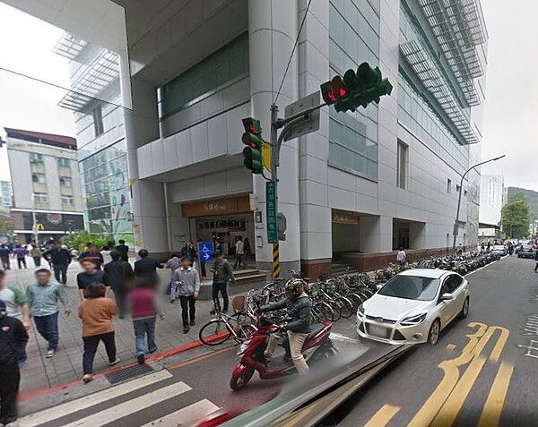 捷運西湖站附近生活機能方便。(翻攝自Google Map)