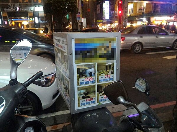 各式賣屋廣告都有,有房仲直接放在機車上。(好房網News記者 陳韋帆/攝影)