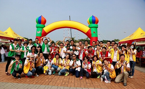 永慶旗下三品牌淡水區20家房仲門市,送暖關懷弱勢。(圖/永慶房產提供)