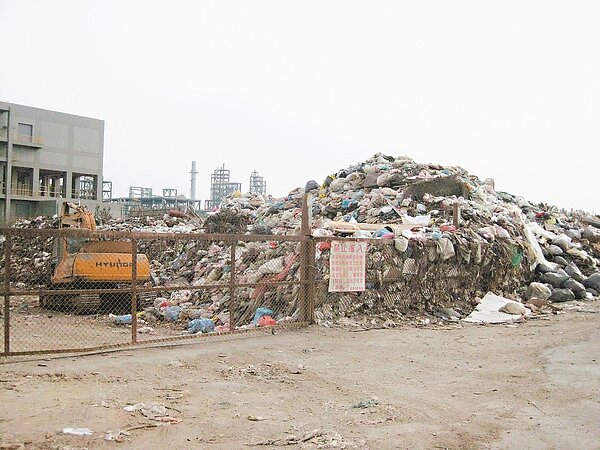 彰縣溪州焚化廠即將歲修,各鄉鎮市都得找地方暫置垃圾,伸港鄉與線西鄉共用的垃圾堆置場緊臨工廠,被抱怨有礙環境衛生。 記者簡慧珍/攝影