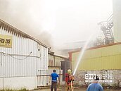 新營酒吧倉庫起火　延燒3店家