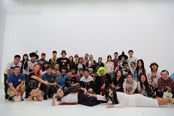 5.主攝影棚約占整個空間2/3大,一次要站進數十人拍攝團體照、或甚至用來舉辦小型音樂會都不成問題。