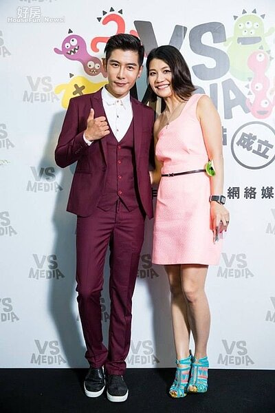 2.VS MEDIA總執行長黃雅芬Ivy有信心打造更多優質影音作品,身旁為人氣美型男森田。(取自VS MEDIA粉絲頁)