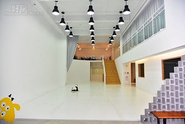 3.斥資千萬打造的百坪數位攝影棚,善用1~2樓挑高夾層空間,超級寬敞。