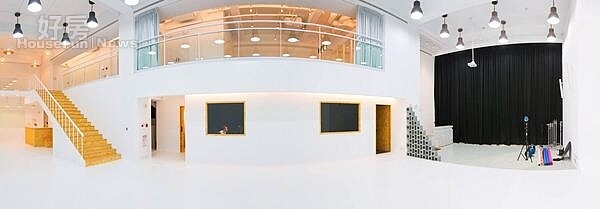 4.空間規劃上主要分成主/副數位攝影棚,採全白色調,搭配數盞工業風吊燈,整體給人通透明亮的舒適感。