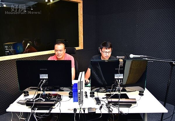 6.一樓還有遊戲實況室與專業錄音室,舉凡電競桌機、視訊攝影機、麥克風、PS4遊樂器、專業錄音器材等一應俱全。