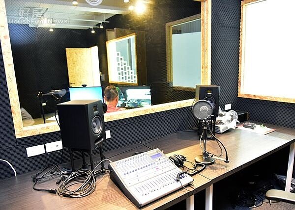 6.一樓還有遊戲實況室與專業錄音室,舉凡電競桌機、視訊攝影機、麥克風、PS4遊樂器、專業錄音器材等一應俱全。