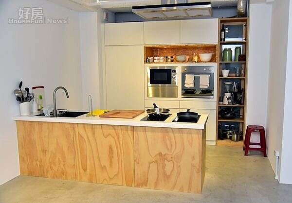 7.大門口旁還有一間廚藝教室,方便讓廚師等生活類型的YouTuber使用。