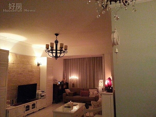 3.屋內裝潢走英式鄉村風，客廳有著文化石牆面，搭配白色復古電視櫃，歐洲買回來的燈具，相當有Fu。
