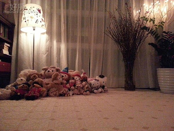6.心血來潮時，把收藏的達菲熊、兔兔、Hello Kitty等玩偶，全鋪在地上展示，感覺就像活在童話裡。
