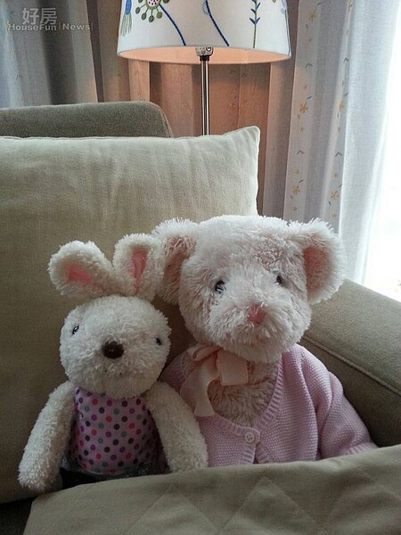 7.兔兔與熊熊並肩坐在沙發上，也成了居家空間最好的擺飾。