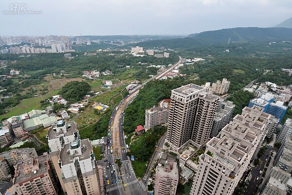 淡水輕軌穿過老市區,目前正在施工中。(好房網News記者 陳韋帆/攝影)