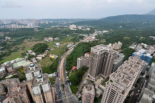 淡水輕軌穿過老市區，目前正在施工中。（好房網News記者 陳韋帆／攝影）