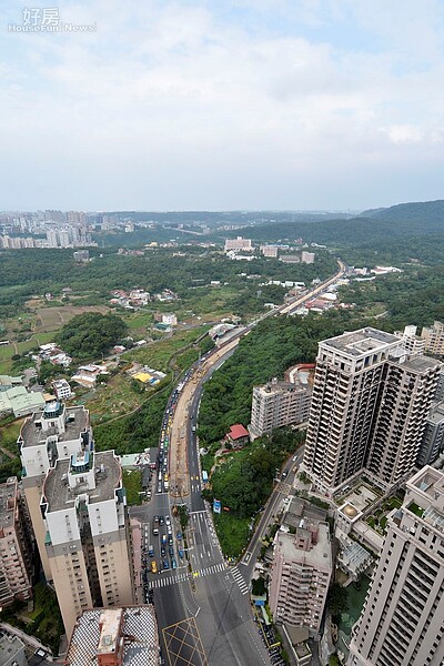 淡水輕軌穿過老市區，目前正在施工中。（好房網News記者 陳韋帆／攝影）