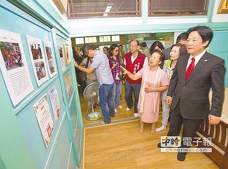 
台灣戰後初期重要藝術家郭柏川列名台南歷史名人，市長賴清德10日於公園路321巷郭柏川故居掛牌，郭柏川女兒郭為美感動說，台南內斂、有文化，讓生前從未擁有一磚一瓦的父親，精神長駐於此（見圖，黃仲裕攝）。
 